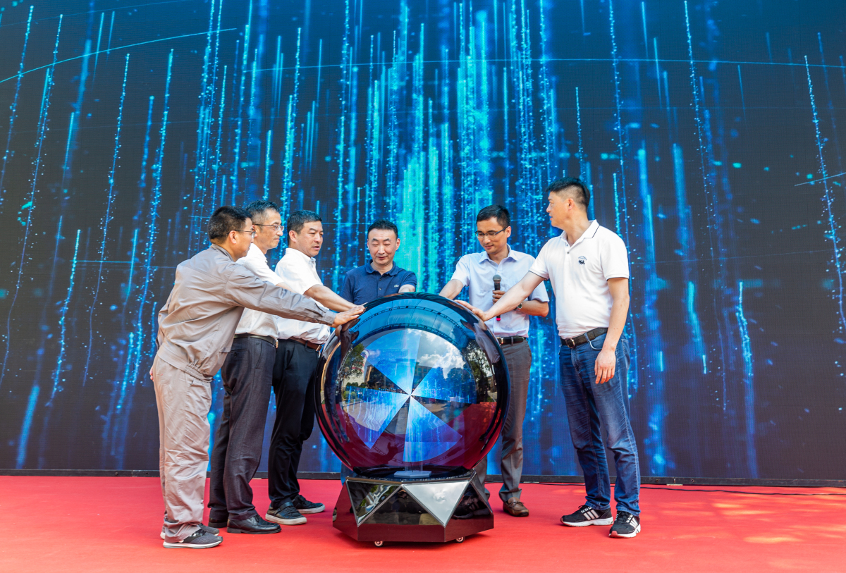 1591227208180962wQw9.jpg 省特检院领导、集团李兢副总裁等领导启动安全生产月启动球.jpg